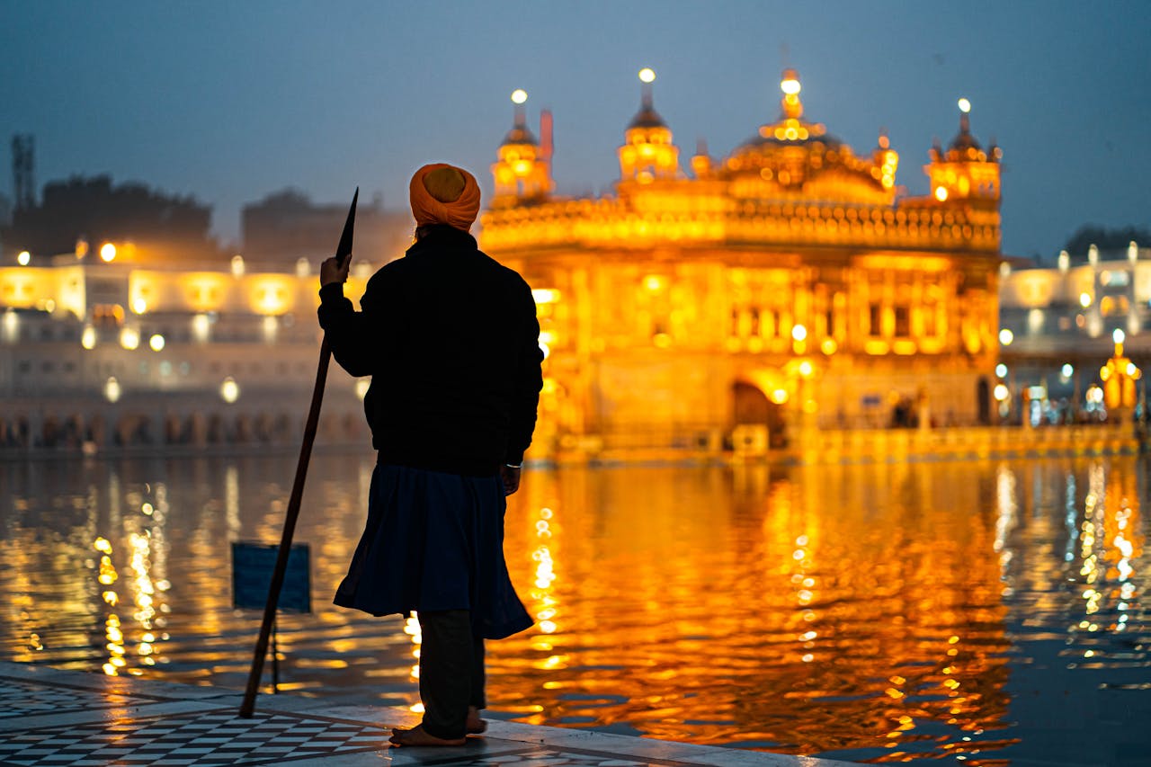 Sij de la Khalsa frente al Templo Dorado